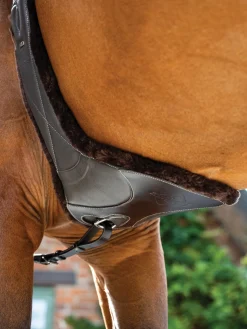 HORSE HEALTH TRADE LeMieux® Arika Simuwool Contoured Long Stud Girth- Girths & Accessories